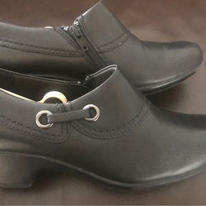 Clarks heeled booties w/ side zipper size 7.5